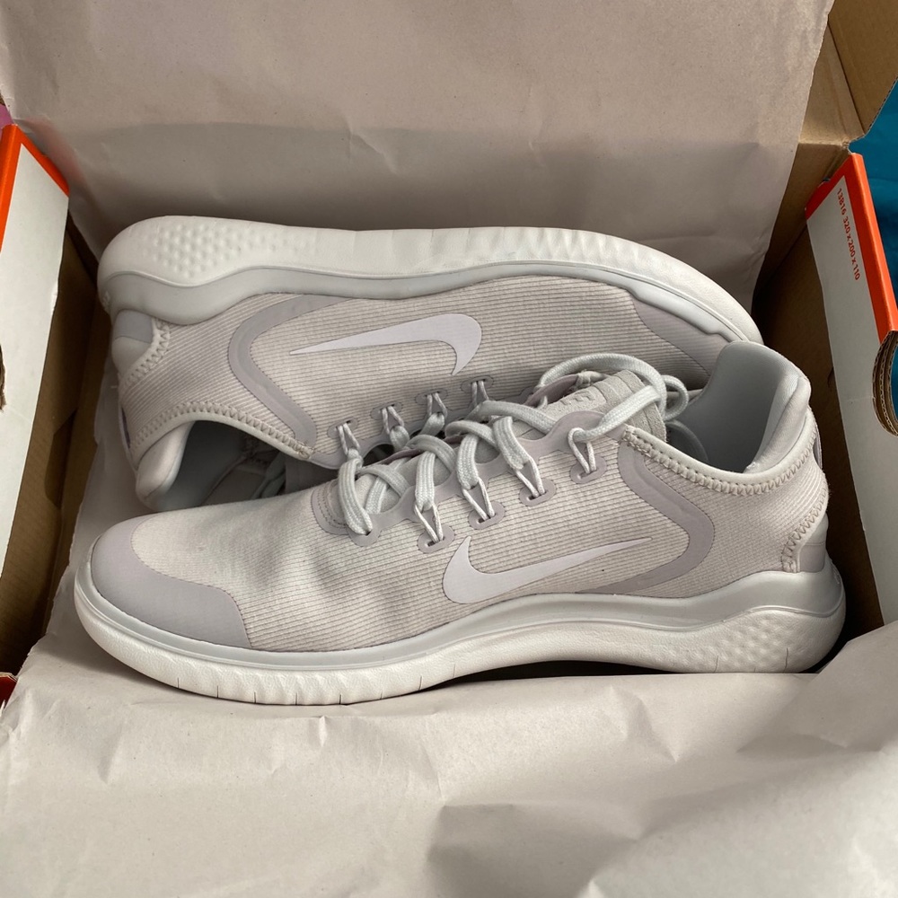 Never worn Nike tennis shoes